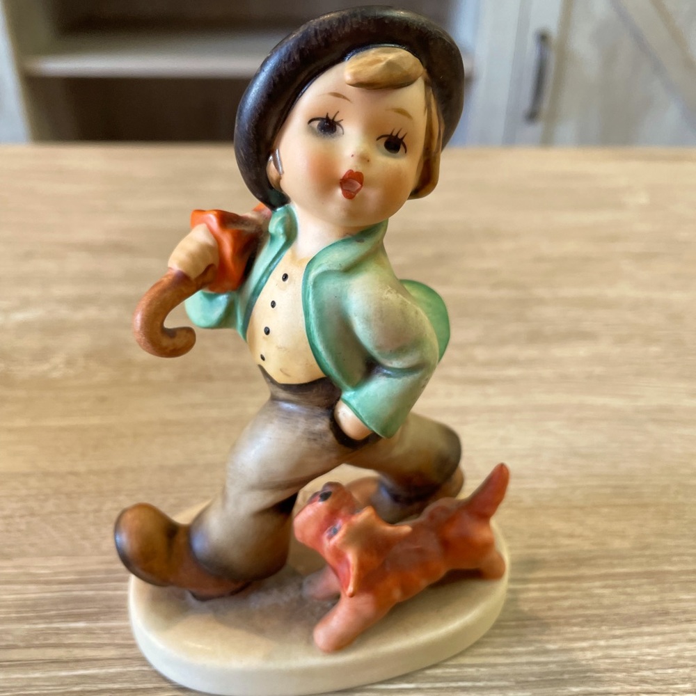 VINTAGE SMALL HUMMEL FIGURINE “Merry Wanderer”